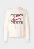 Cremefarbenes Strickpullover mit einem auffälligen roten und marineblauen Logo, das die Worte "TOMMY JEANS" und "NYC 1985" zeigt. Rippbündchen an den Ärmeln und am Saum.