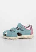 Helle blaue Wildleder-Sandale für Kinder mit zwei verstellbaren Riemen, rosa metallischen Akzenten, offener Zehenpartie und strukturiertem Gummisohle.