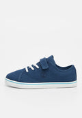 Marineblaue Leinenschuhe mit weißen Schnürsenkeln und einem Klettverschluss. Sie verfügen über eine weiße Gummisohle mit einem hellblauen Akzent und einem Logodetail.