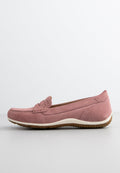 Rosa Wildleder-Lofers mit runder Spitze, dekorativen Nähten und einer weißen Gummisohle. Das Design zeichnet sich durch minimale Akzente für einen schlichten Look aus.