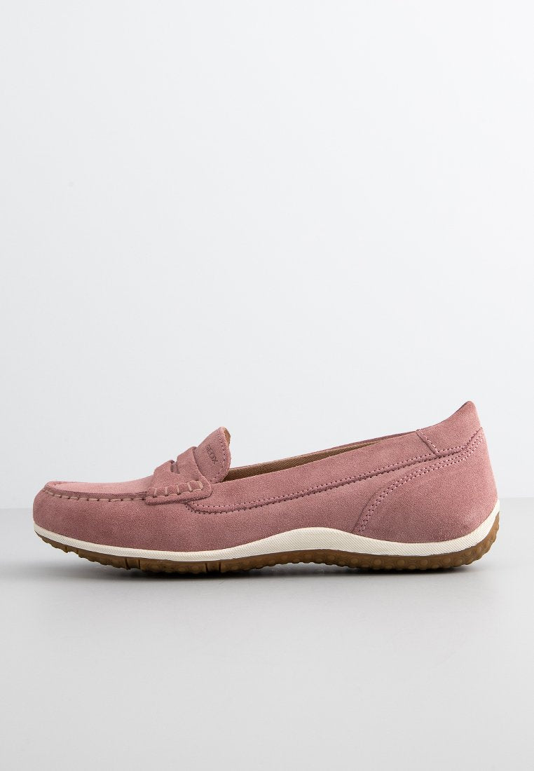 Rosa Wildleder-Lofers mit runder Spitze, dekorativen Nähten und einer weißen Gummisohle. Das Design zeichnet sich durch minimale Akzente für einen schlichten Look aus.