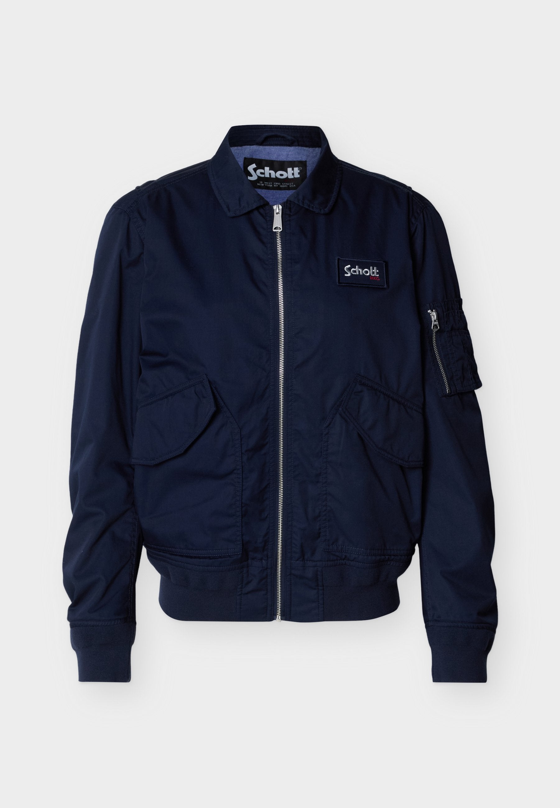 Marineblaue Reißverschlussjacke mit Klappentaschen, gerippten Bündchen und Saum, einer kleinen Reißverschlusstasche am Ärmel und einem Schott-Logo-Patch auf der Brust.