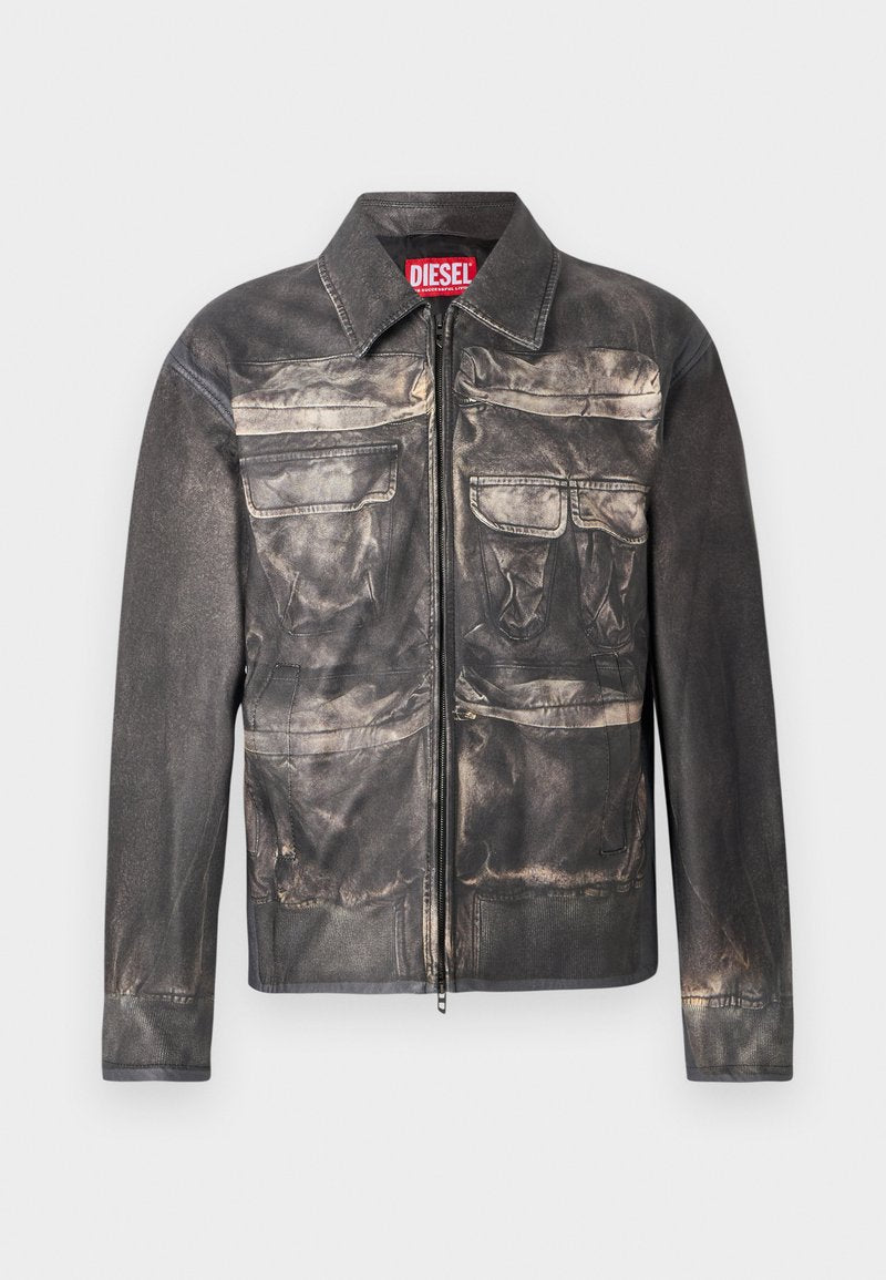Schwarze Lederjacke mit einer leicht abgetragenen Optik, Front-Reißverschluss, zwei Brusttaschen und zwei unteren Taschen, mit einem kragenförmigen Ausschnitt.
