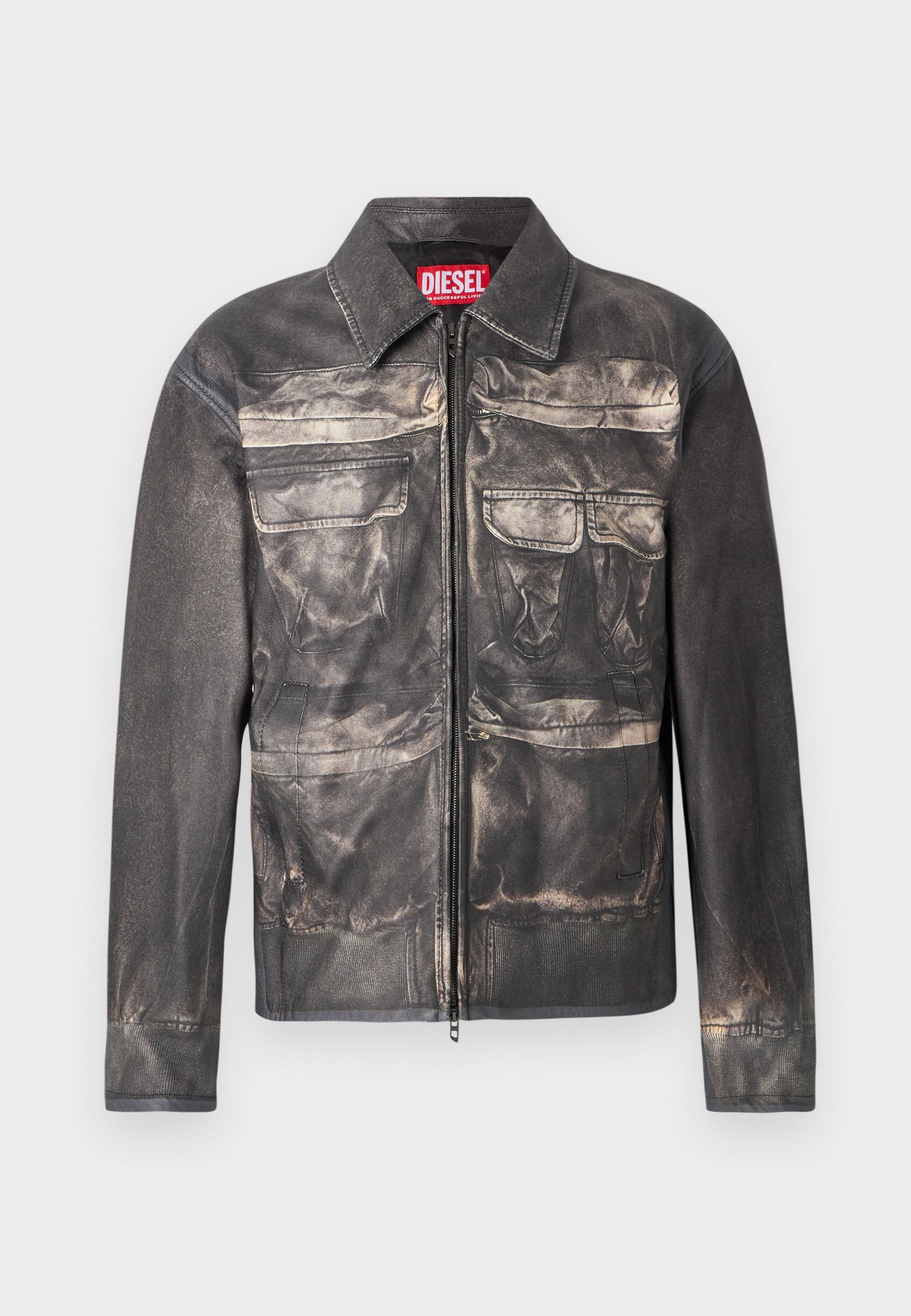 Schwarze Lederjacke mit einer leicht abgetragenen Optik, Front-Reißverschluss, zwei Brusttaschen und zwei unteren Taschen, mit einem kragenförmigen Ausschnitt.