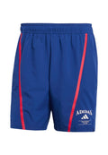 Blaue Sportshorts aus leichtem Material, mit roten Seitenstreifen, Netzakzenten und dem Adidas-Logo mit dem Text "Training Club".