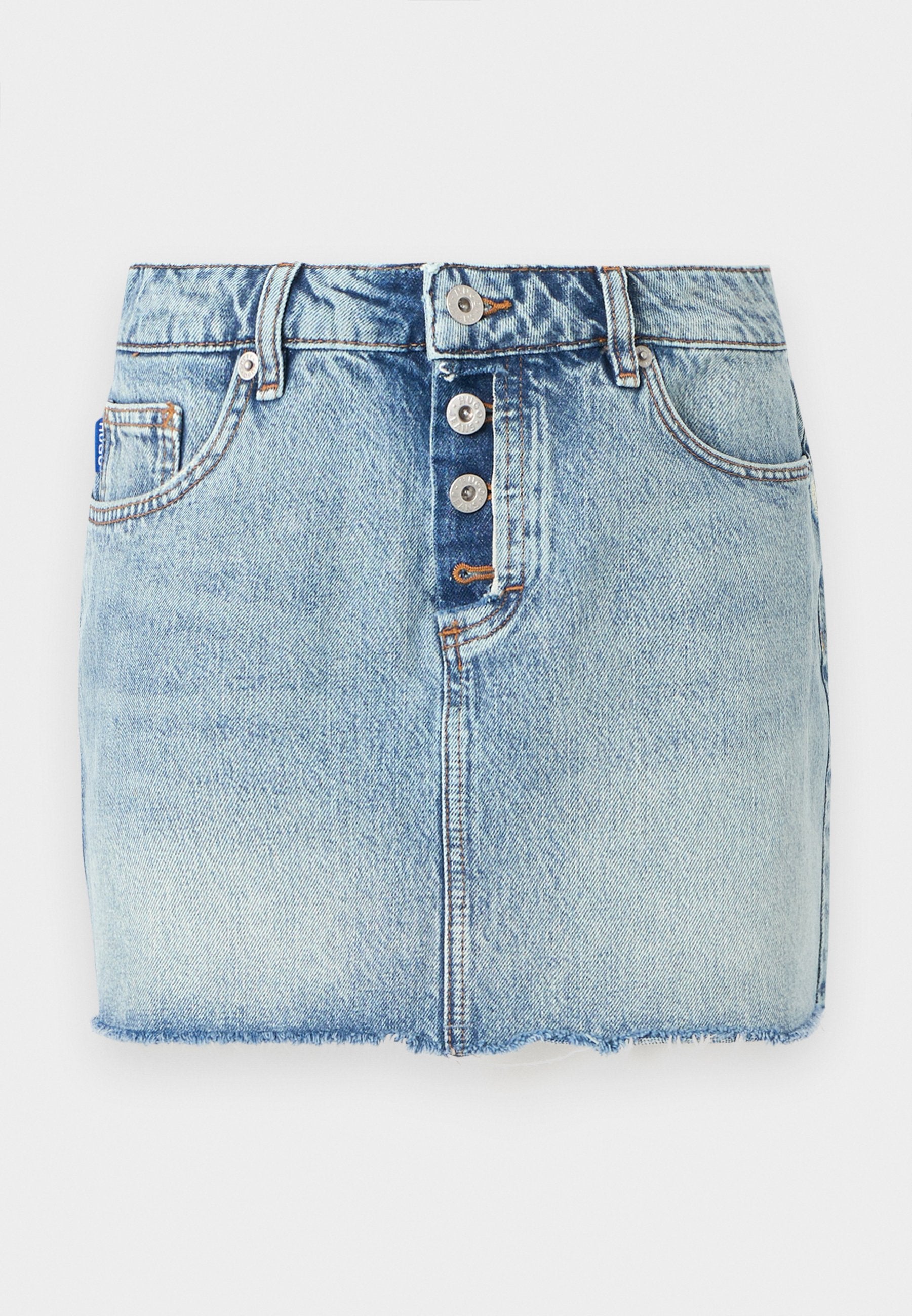 Hellblauer Denim-Minirock mit Knopfleiste vorne, Gürtel-Schlaufen und Details mit rohem Saum.