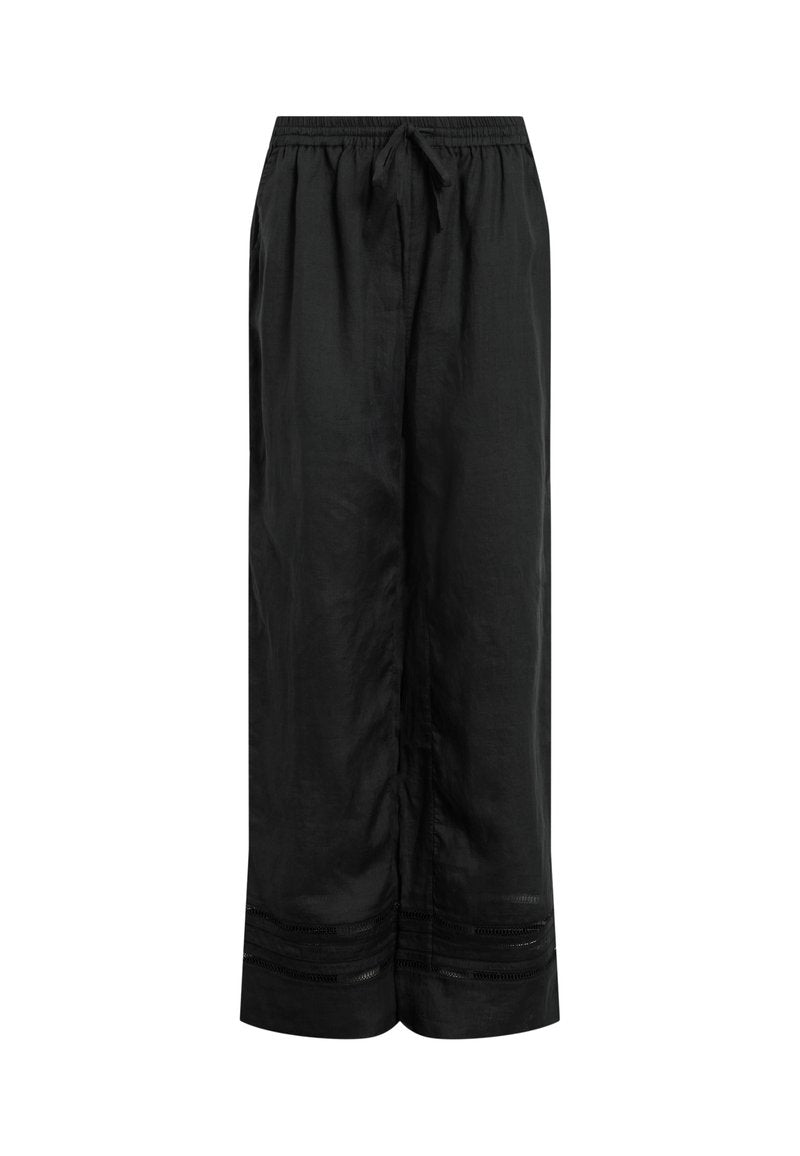 Schwarze weit geschnittene Hosen aus leichtem Stoff, mit einem Kordelzugbund und dekorativen Nähten am Saum.
