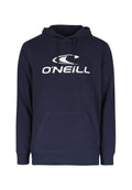 Marineblaue Kapuzenjacke aus weichem Stoff, mit einer Fronttasche und einem weißen Logo auf der Brust. Klassisches Design mit gerippten Bündchen.