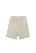 Beige maßgeschneiderte Shorts mit flachem Bund, zwei Seiten Taschen und einem einzelnen Knopfverschluss. Hergestellt aus einem leichten, glatten Stoff.