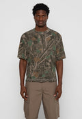 Kurzarm-T-Shirt im Camouflage-Design mit einer Mischung aus Grün-, Braun- und Erdtönen, lässiger Passform und Rundhalsausschnitt.
