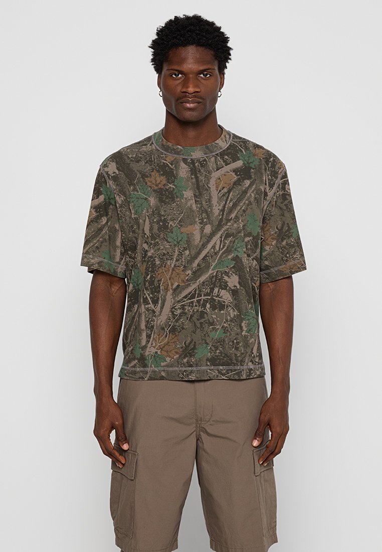 Kurzarm-T-Shirt im Camouflage-Design mit einer Mischung aus Grün-, Braun- und Erdtönen, lässiger Passform und Rundhalsausschnitt.