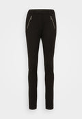 Schwarze Slim-Fit-Hosen aus weichem Stoff, mit zwei Reißverschlusstaschen an der Vorderseite und einer glatten Textur. Maßgeschneiderter Schnitt mit mittelhohem Bund.