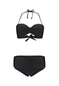 Schwarzes Bikini-Set mit einem trägerlosen Oberteil mit Knotendetail an der Vorderseite und einem hochgeschnittenen Unterteil, hergestellt aus glattem, elastischem Stoff.