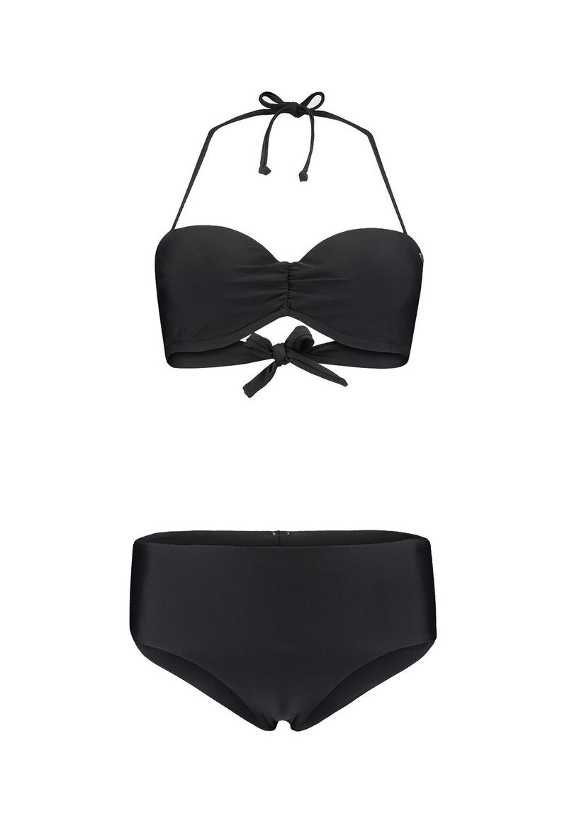 Schwarzes Bikini-Set mit einem trägerlosen Oberteil mit Knotendetail an der Vorderseite und einem hochgeschnittenen Unterteil, hergestellt aus glattem, elastischem Stoff.