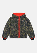 Dunkelgrüne gepolsterte Jacke mit Camouflage-Muster, ausgestattet mit einem roten Kapuzenfutter, Reißverschluss und elastischen Bündchen. Timberland-Logo auf der Brust.