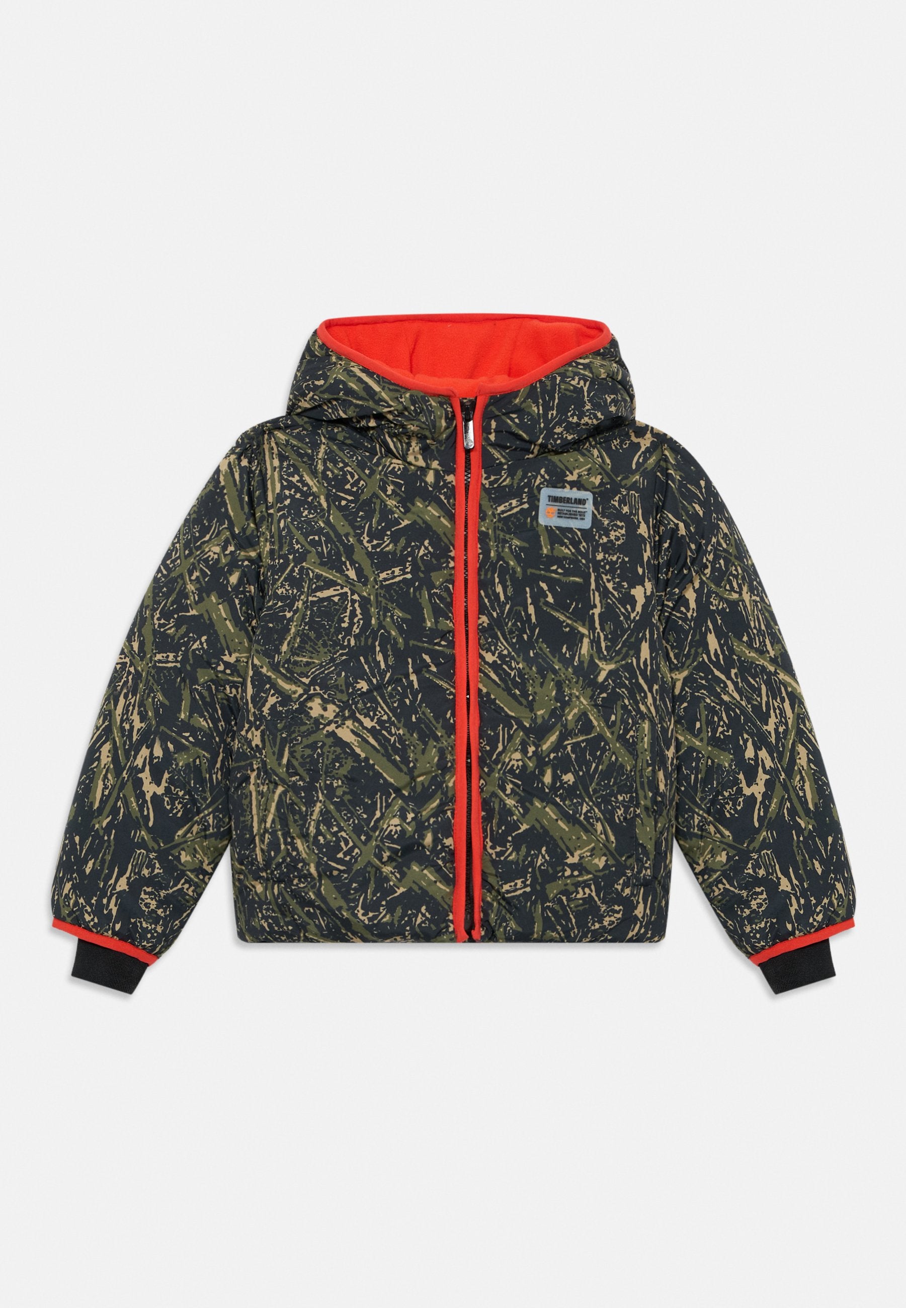 Dunkelgrüne gepolsterte Jacke mit Camouflage-Muster, ausgestattet mit einem roten Kapuzenfutter, Reißverschluss und elastischen Bündchen. Timberland-Logo auf der Brust.