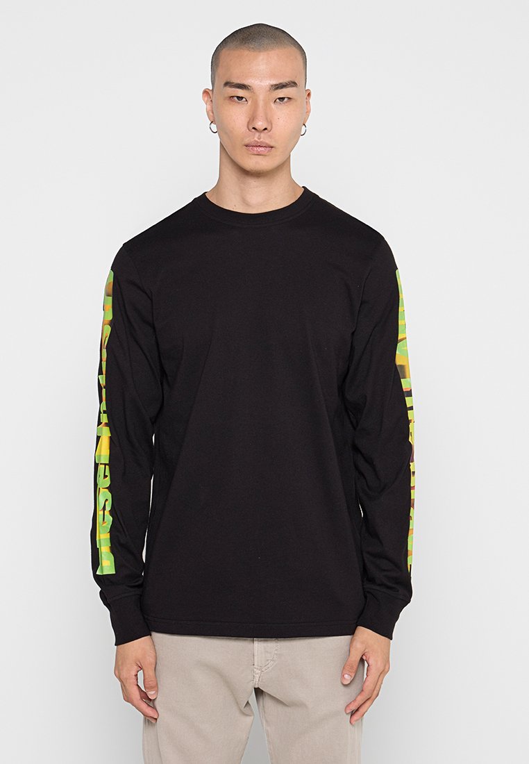 Schwarzes Langarmshirt mit lebhaftem grünen und gelbengrafischen Design entlang beider Ärmel. Hergestellt aus Baumwollstoff, bietet es einen lässigen Stil.