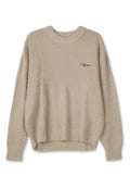 Beige flauschiger Pullover mit Rundhalsausschnitt, langen Ärmeln und einem leicht verkürzten Saum. Mit gesticktem Logo auf der linken Brust.