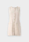 Beige ärmelloses Kleid mit einem runden Ausschnitt, Knopfverschluss und zwei seitlichen Taschen. Glatter Stoff mit strukturiertem Design.