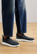 Schwarze Mesh-Slipper mit weißen Gummisohlen, mit einer strukturierten Oberseite, einer eleganten Silhouette und einer Zuglasche an der Ferse.