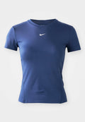 Marineblauses Kurzarm-Sportshirt mit weißem Nike-Swoosh-Logo, das zentral unter dem Kragen auf einem einfarbigen Hintergrund platziert ist.