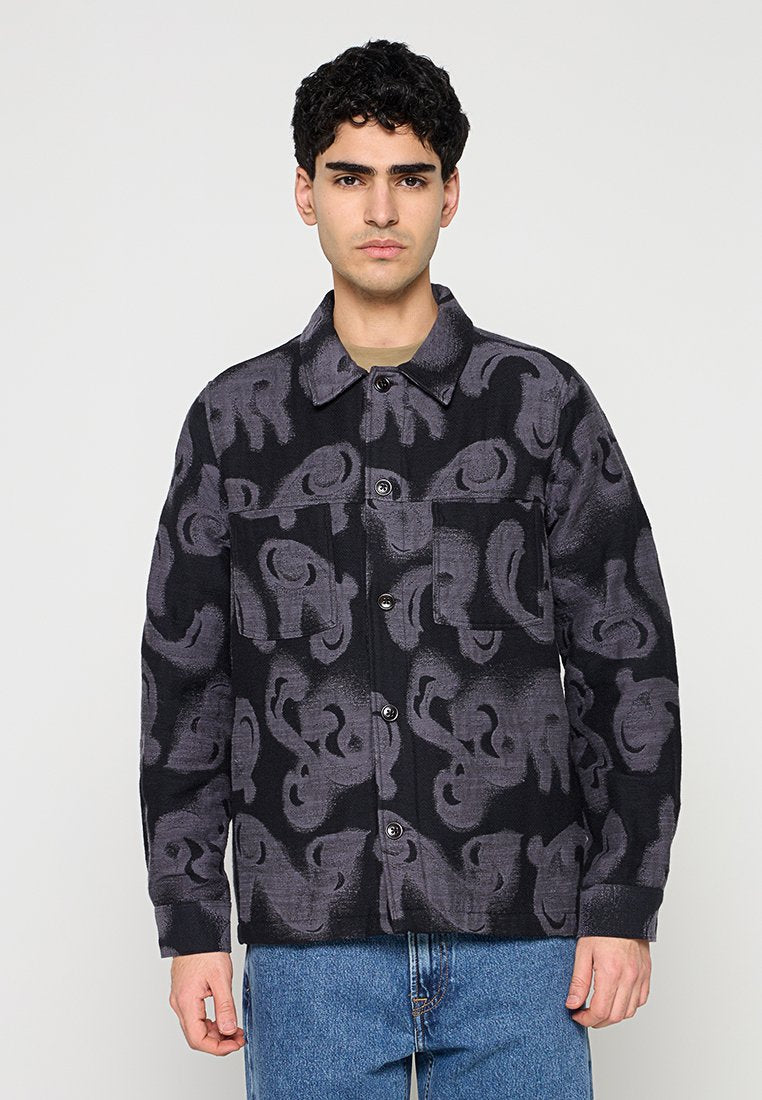 Schwarz-grau gemusterte Jacke mit Knopfleiste, zwei Brusttaschen und Kragen. Das Material weist ein strukturiertes Design auf.