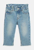 Helle blaue Denim-Hosen mit einem elastischen Bund, fünf Taschen und einem fransigen Saum am unteren Ende. Klassisches Jeans-Design.