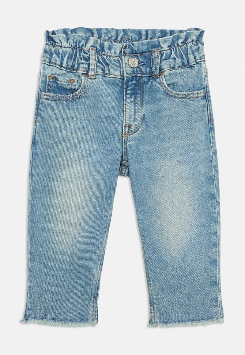 Helle blaue Denim-Hosen mit einem elastischen Bund, fünf Taschen und einem fransigen Saum am unteren Ende. Klassisches Jeans-Design.