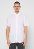 Weißes kurzärmeliges Hemd aus Leinen mit einem Button-down-Kragen und durchgehender Knopfleiste. Hat eine lockere Passform und eine minimalistische Textur.
