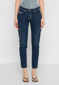 Dunkelblaue Denim-Jeans mit schmaler Passform, ausgestattet mit Fronttaschen, einem Knopfverschluss und dezenten Nähten entlang der Nähte.