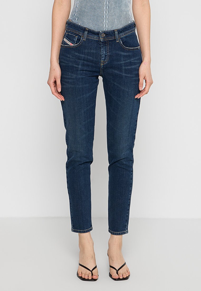 Dunkelblaue Denim-Jeans mit schmaler Passform, ausgestattet mit Fronttaschen, einem Knopfverschluss und dezenten Nähten entlang der Nähte.