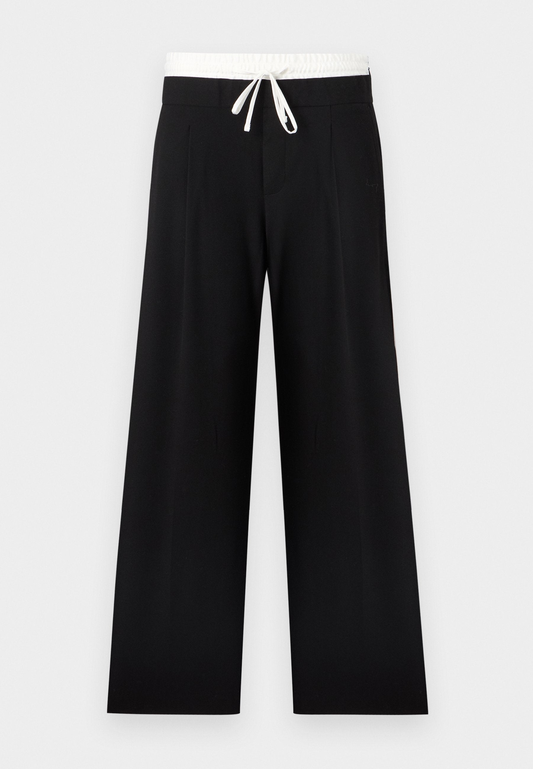 Schwarze Hosen mit weitem Bein, weißem elastischem Bund und Kordelzug, vorne mit Falten und glatter Textur.