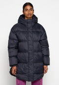 Puffiger schwarzer Parkajacke mit Kapuze, ausgestattet mit horizontalen Steppabschnitten und einem einzelnen Reißverschluss. Weiche, glänzende Textur.