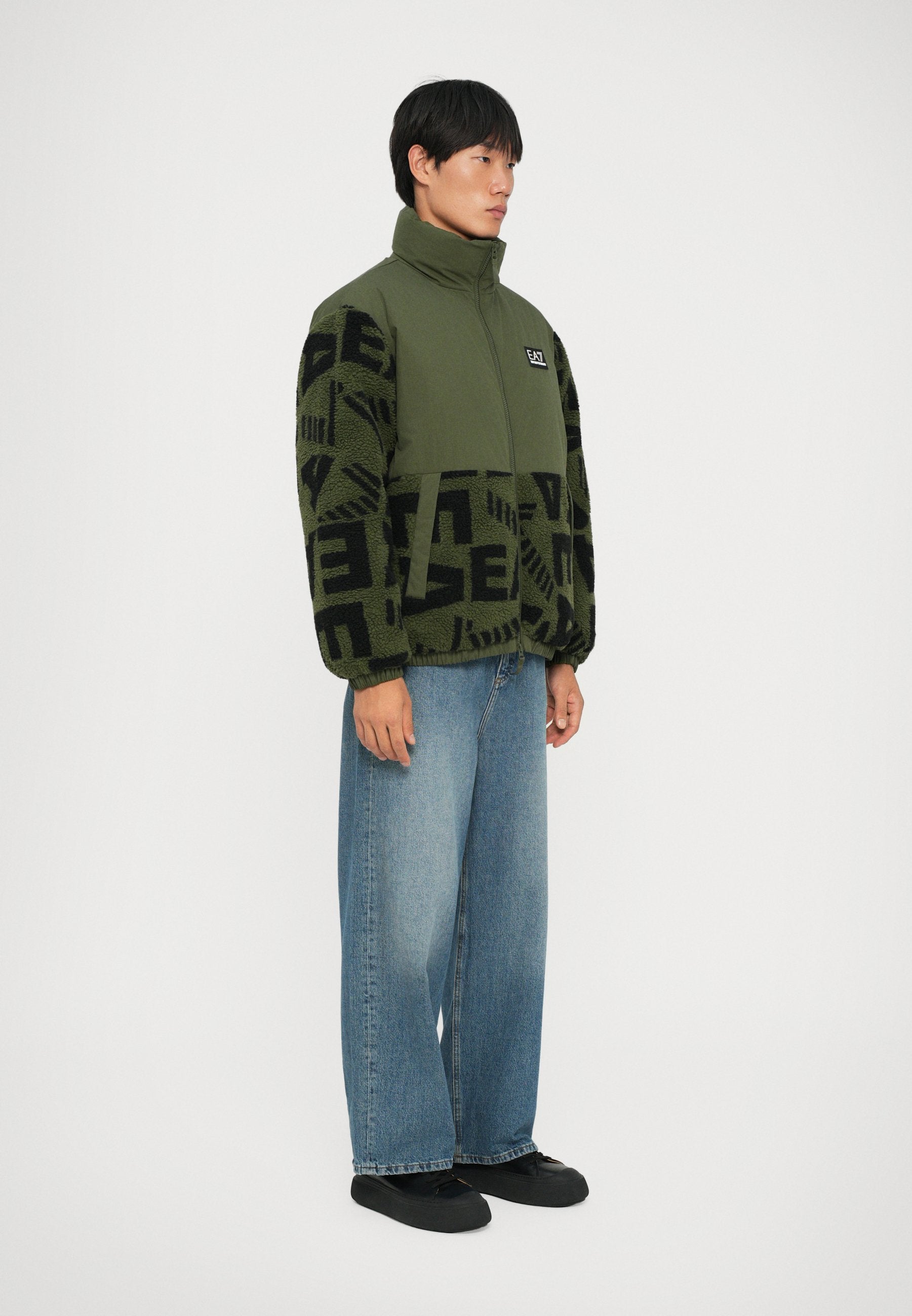 MOUNTAIN JACKET LOGO Media 5