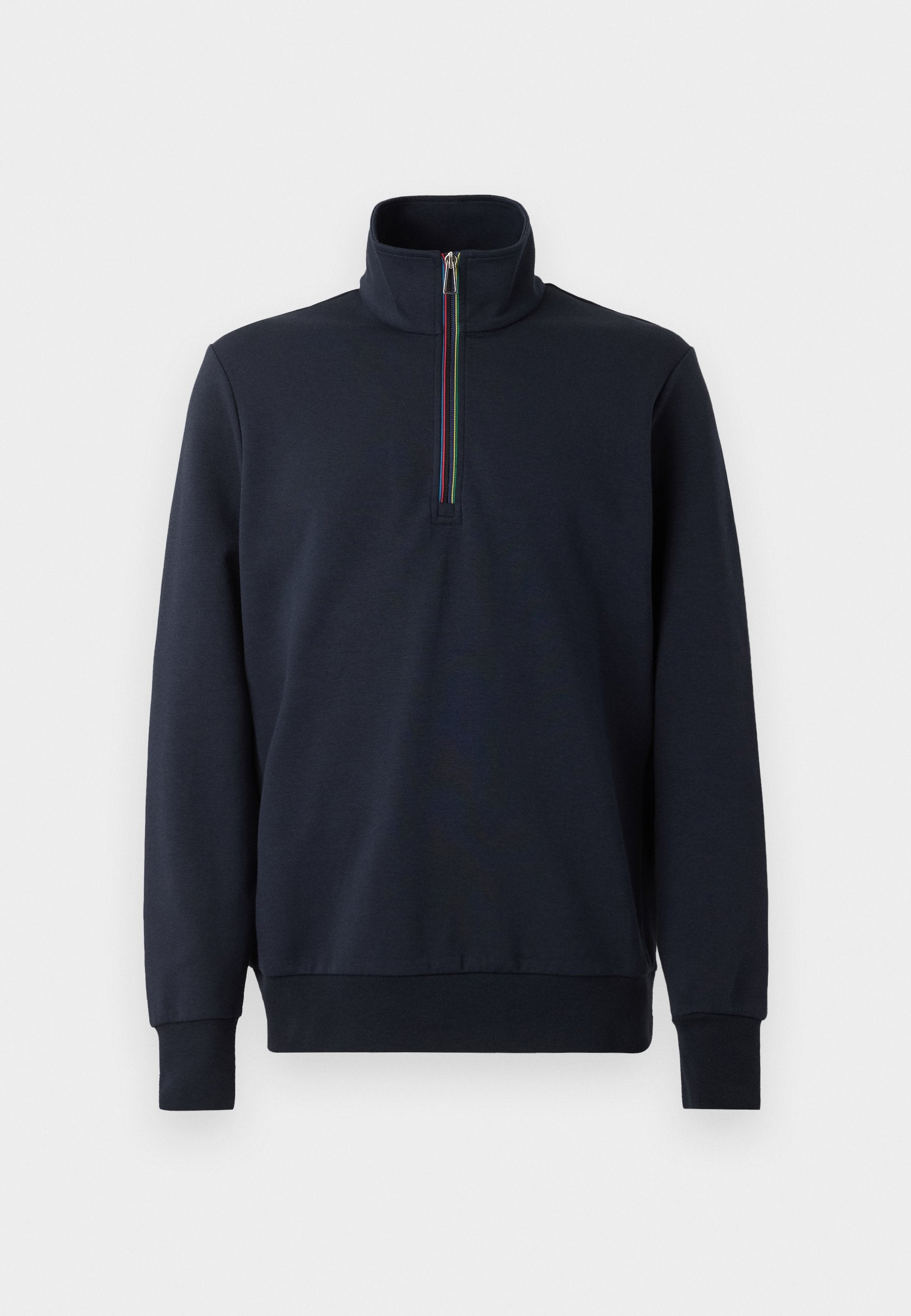 Marinefarbener Pullover mit Reißverschlusskragen, der mit einem mehrfarbigen Streifen am Reißverschluss verziert ist. Er besteht aus einem weichen, glatten Stoff und hat lange Ärmel.