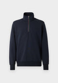 Marinefarbener Pullover mit Reißverschlusskragen, der mit einem mehrfarbigen Streifen am Reißverschluss verziert ist. Er besteht aus einem weichen, glatten Stoff und hat lange Ärmel.