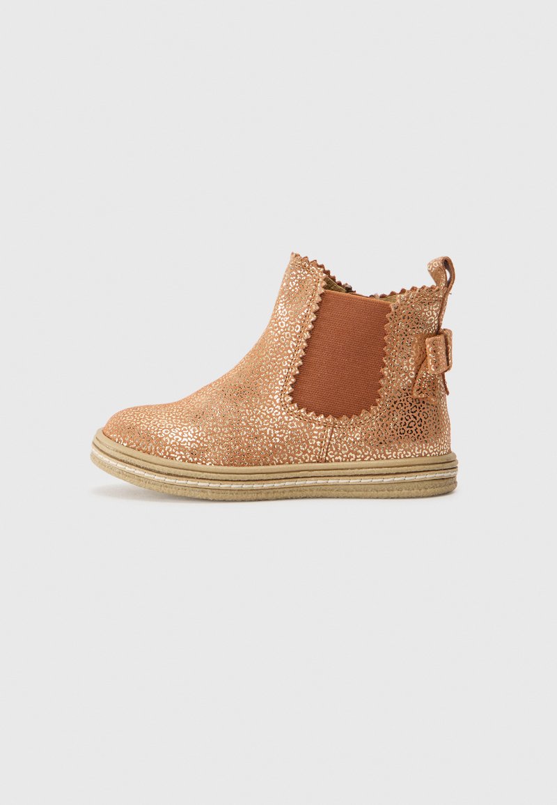 Bronzene Glitzer-Ankelboots mit elastischen Seitenpaneelen, gewellten Kanten und einer kleinen Schlaufe hinten. Strukturiert Oberfläche und beiger Gummisohle.