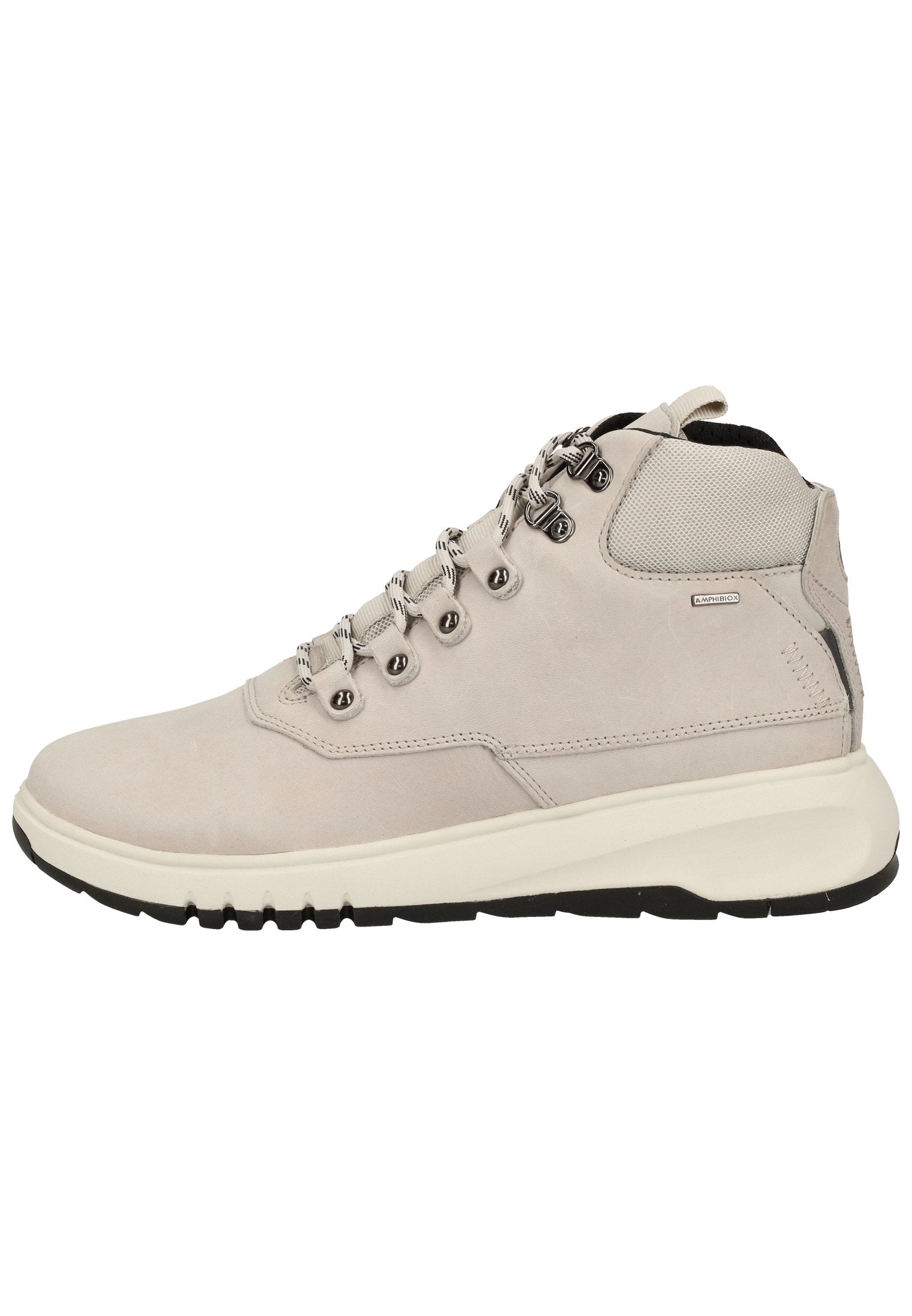 Beige High-Top-Stiefel aus Wildleder mit einem strukturierten grauen Mesh-Obermaterial. Verfügt über Metallösen, gemusterte Schnürsenkel und eine weiße Schaumsohle mit schwarzem Profil.