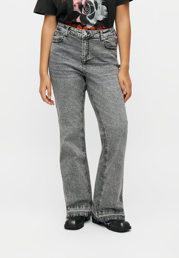 Vero Moda Curve VMCMARI SELINA - Flared Jeans - grey denim