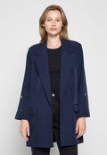 Navyblaues Blazer, einreihig, mit strukturierten Schultern, langen Ärmeln und goldfarbigen Knöpfen, zwei vorderen Taschen, glatte Stoffstruktur.