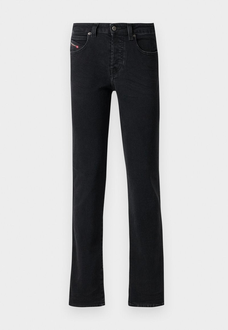 Schwarze Jeans aus Denim mit geradem Schnitt, fünf Taschen und dezenten Nähdetails. Der Stoff hat eine glatte Textur und minimale Abnutzungsspuren.
