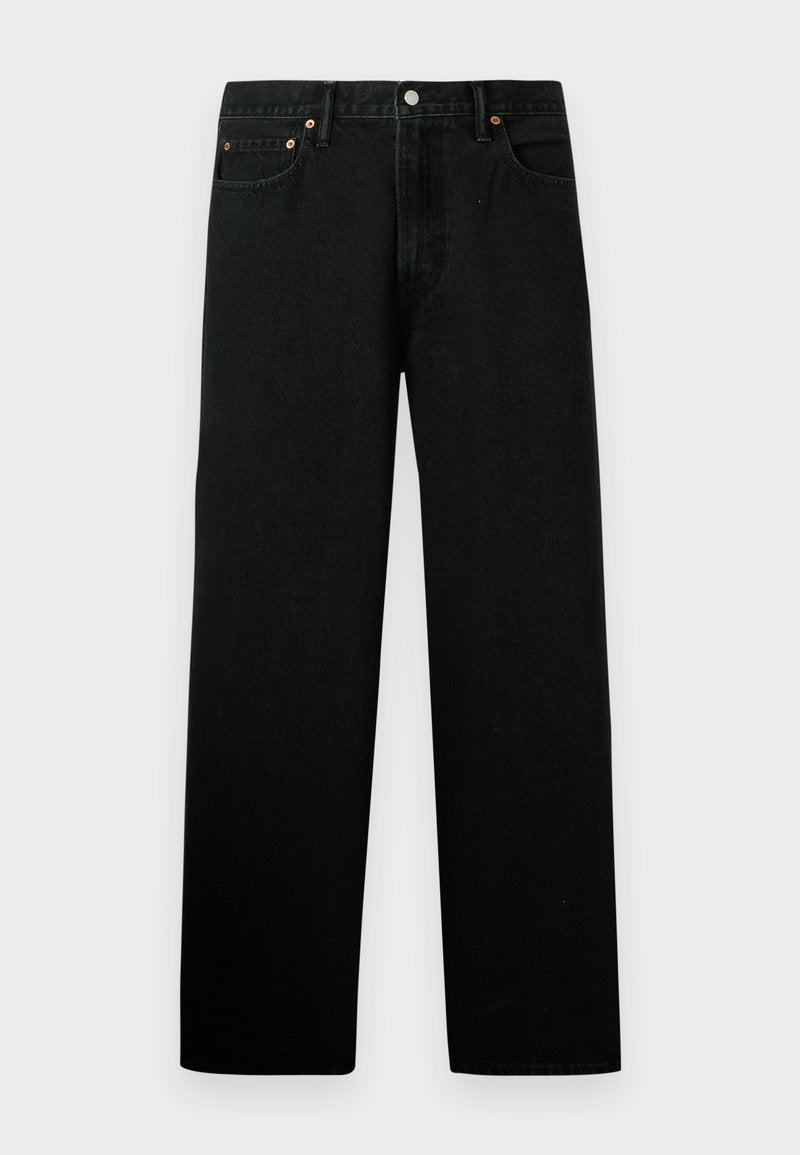Schwarze Denim-Jeans mit geradem Schnitt, ausgestattet mit einem Fünf-Taschen-Design, kupfernen Beschlägen und einer weichen Textur.