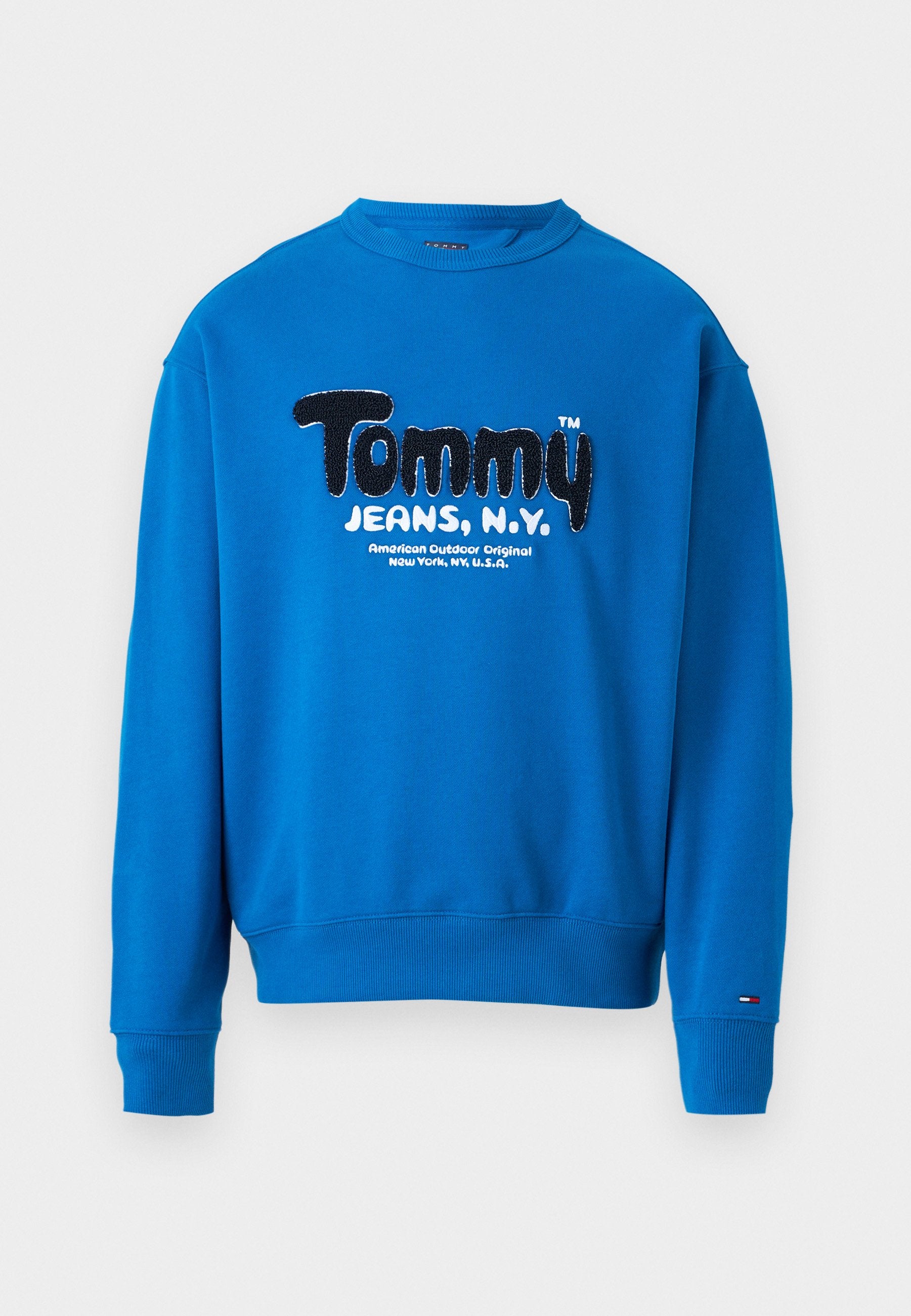 Blaues Sweatshirt mit Rundhalsausschnitt, das ein strukturiertes schwarz-weißes "Tommy JEANS, N.Y."-Logo auf der Vorderseite sowie gerippte Bündchen und Säume aufweist.