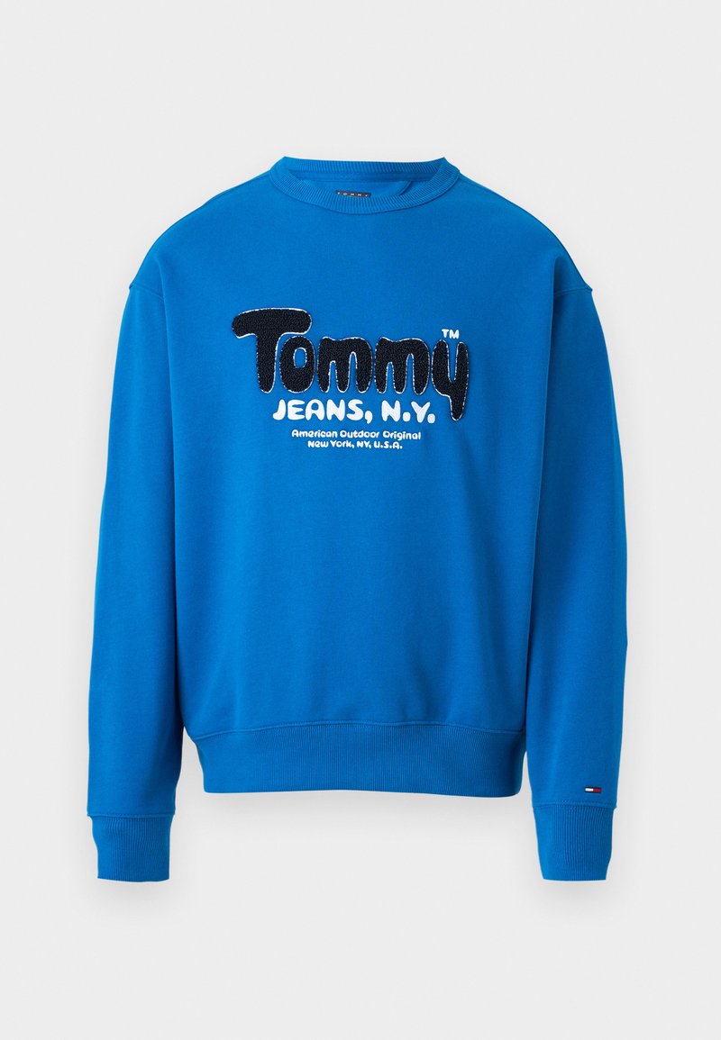 Blaues Sweatshirt mit Rundhalsausschnitt, das ein strukturiertes schwarz-weißes "Tommy JEANS, N.Y."-Logo auf der Vorderseite sowie gerippte Bündchen und Säume aufweist.