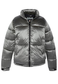 Graue Puffjacke mit hohem Kragen, glänzendem Nylonstoff, vorderem Reißverschluss und seitlichen Taschen. Mit gesteppten Abschnitten für Isolierung.