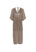 Beige Kleid mit kurzen Ärmeln und V-Ausschnitt, das vertikale Paillettenmuster und ein Bindedetail am Ausschnitt aufweist. Weicher, strukturierter Stoff.