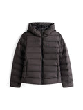 Schwarze Pufferjacke mit Reißverschluss und Kapuze. Verfügt über eine gesteppte Polsterung, elastische Bündchen und ein glänzendes Innenfutter. Tommy Jeans-Logo vorhanden.
