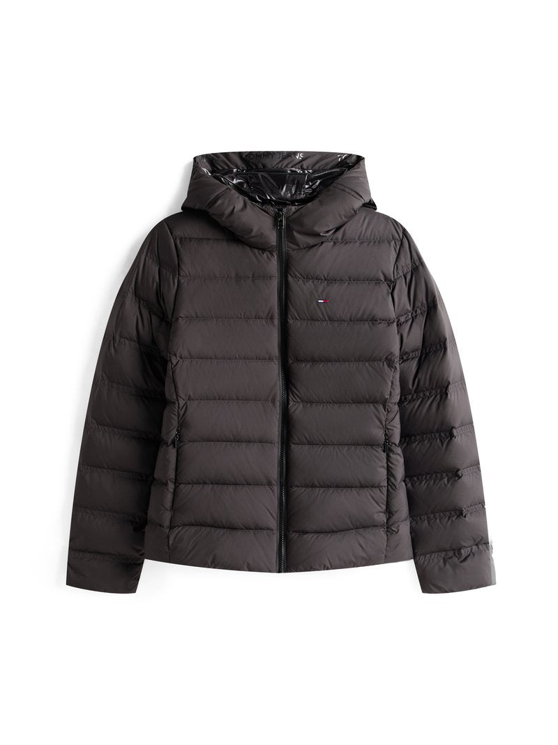 Schwarze Pufferjacke mit Reißverschluss und Kapuze. Verfügt über eine gesteppte Polsterung, elastische Bündchen und ein glänzendes Innenfutter. Tommy Jeans-Logo vorhanden.