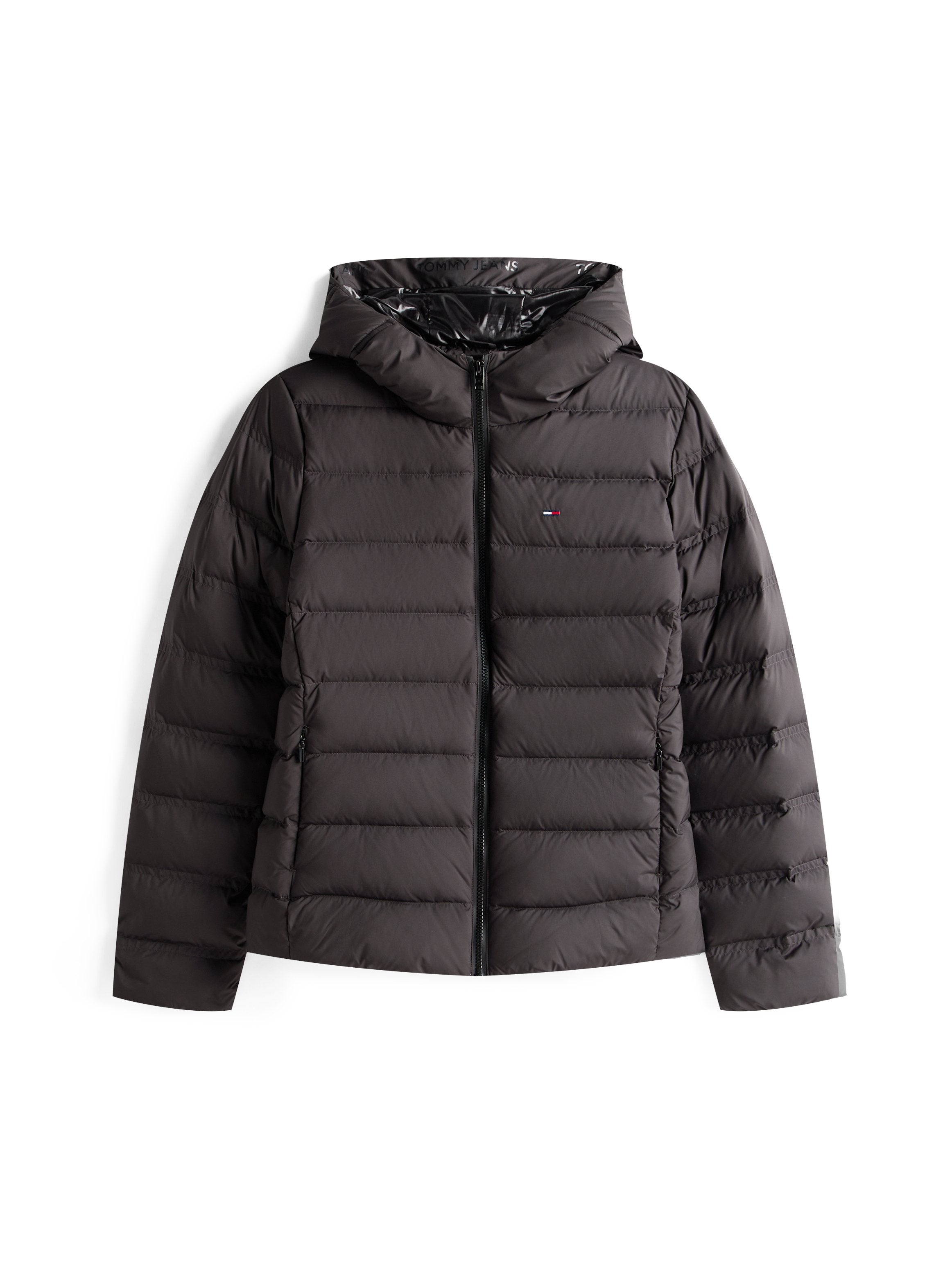 Schwarze Pufferjacke mit Reißverschluss und Kapuze. Verfügt über eine gesteppte Polsterung, elastische Bündchen und ein glänzendes Innenfutter. Tommy Jeans-Logo vorhanden.