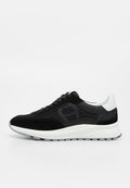 Schwarz-weißer Sneaker mit niedrigem Schaft, Mesh- und Veloursleder-Obermaterial, dicker weißer Sohle und Schnürverschluss, im Profilansicht gezeigt.